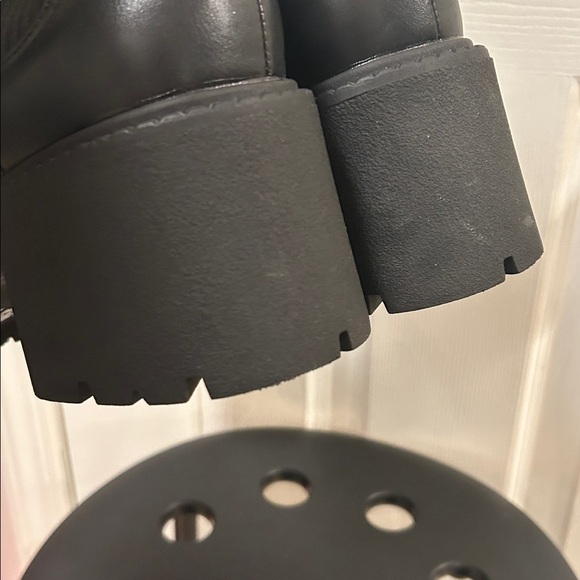 Madden Girl Lug Sole Boots Size 9 - Picture 8 of 8